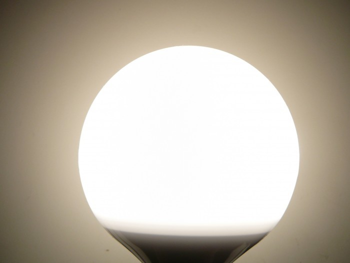 LED žárovka E27 LU12W 260° Denní bílá
