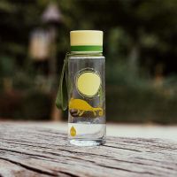 EQUA Dětská plastová lahev na pití Chameleon bez BPA 600 ml